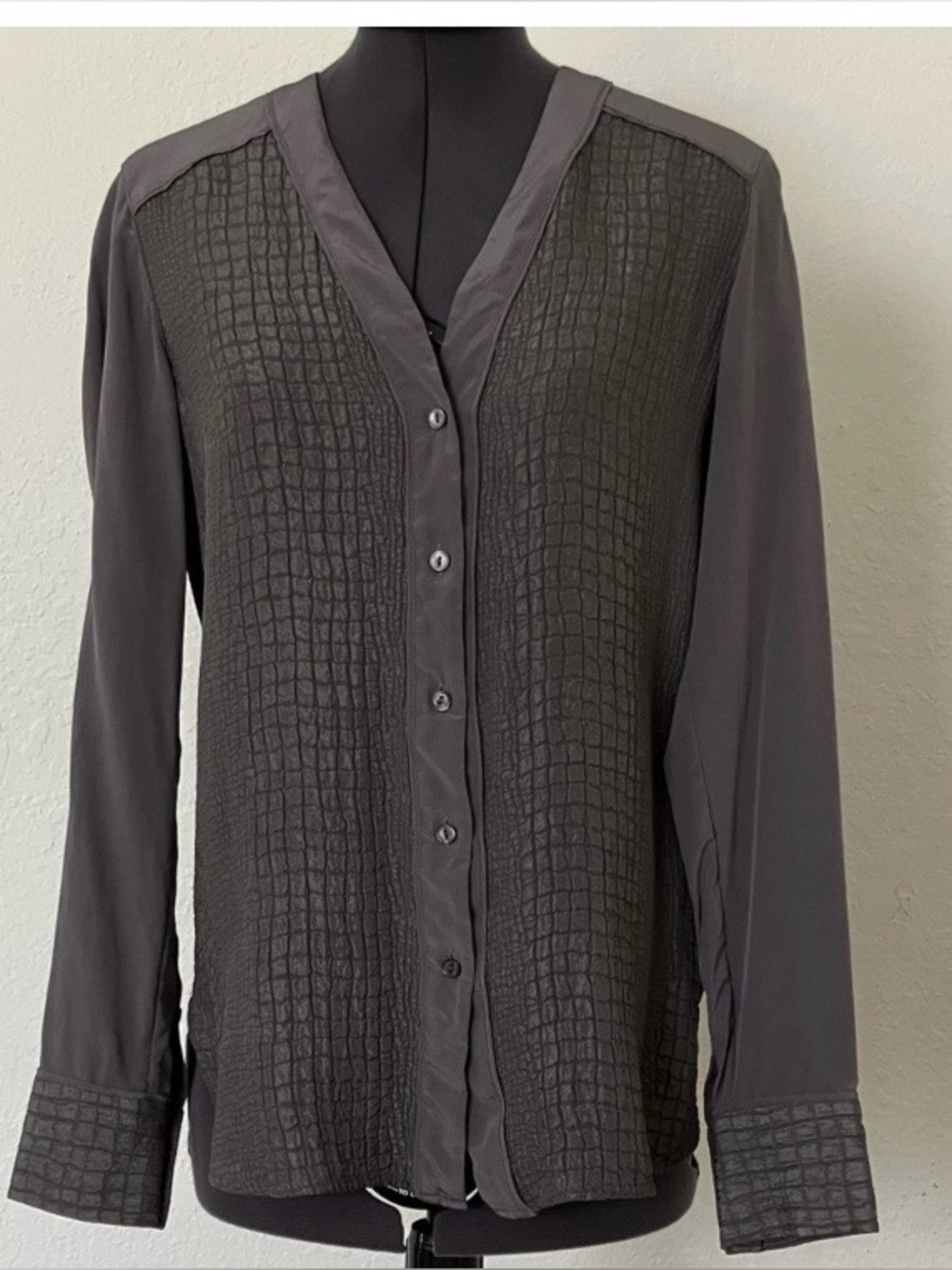 VINCE Women's Long-Sleeve Textured Button-Front SILK ITop - Dark Gray. Sz XXS